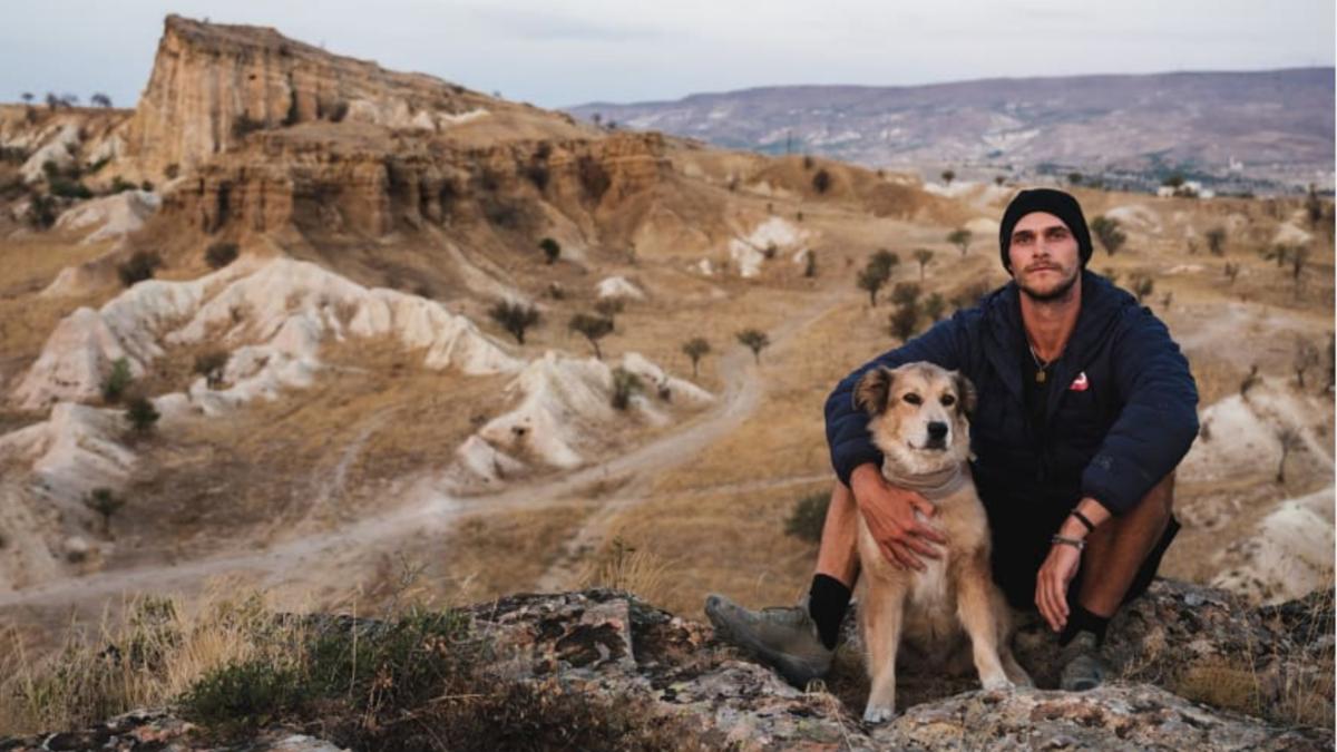 barbat sua a inconjurat lumea caine