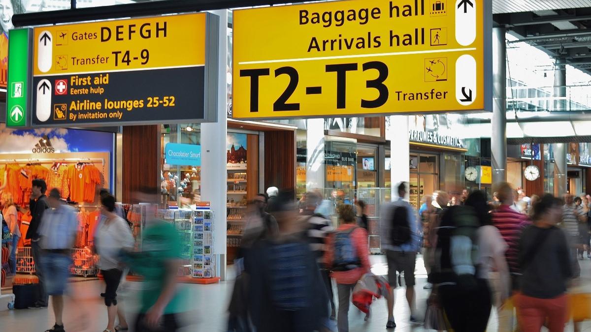 cine isi bate joc de vacantele romanilor zeci de zboruri au fost anulate aeroportul otopeni