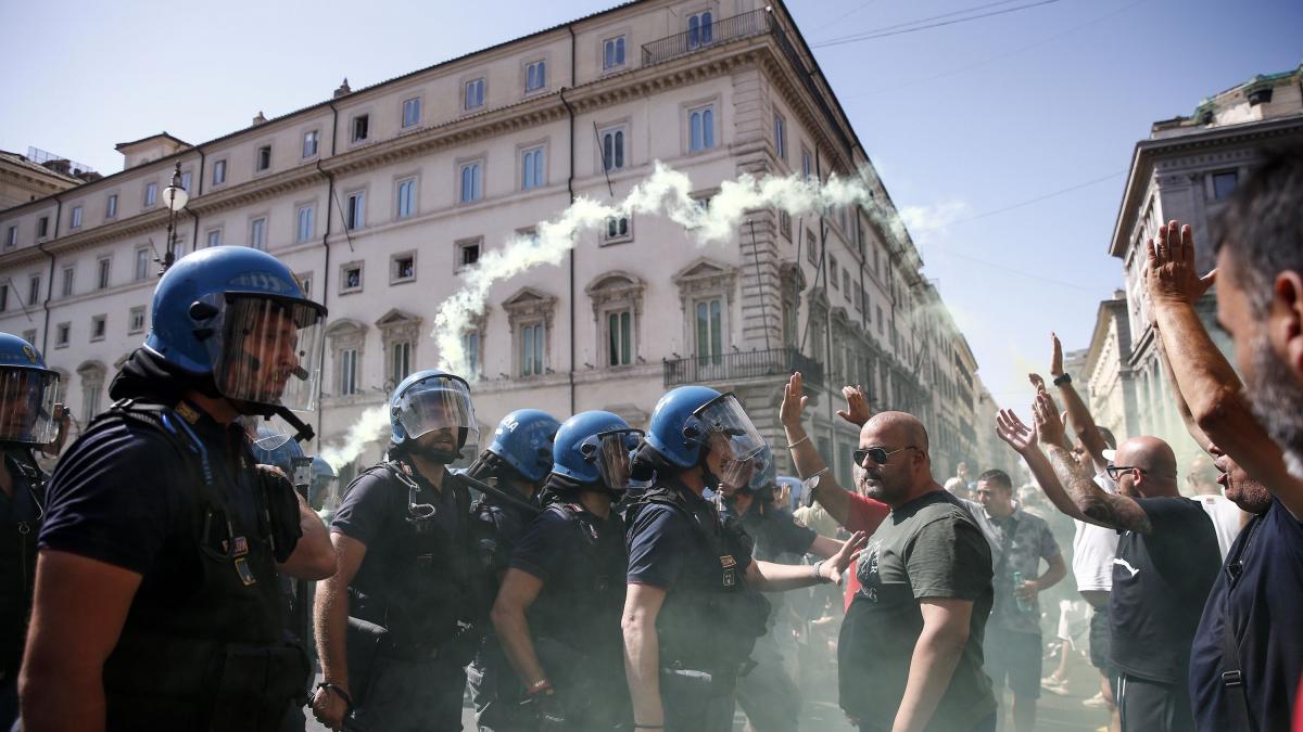 proteste italia bataie politisti