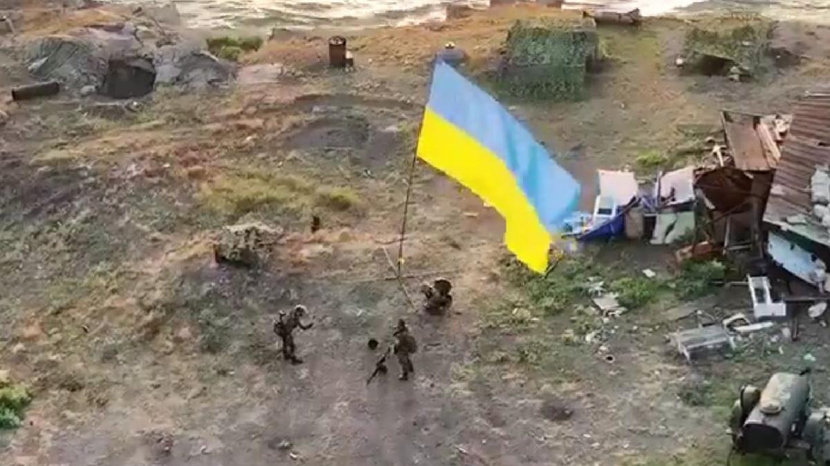 steagul ucrainei arborat insula serpilor mesaj special rusia