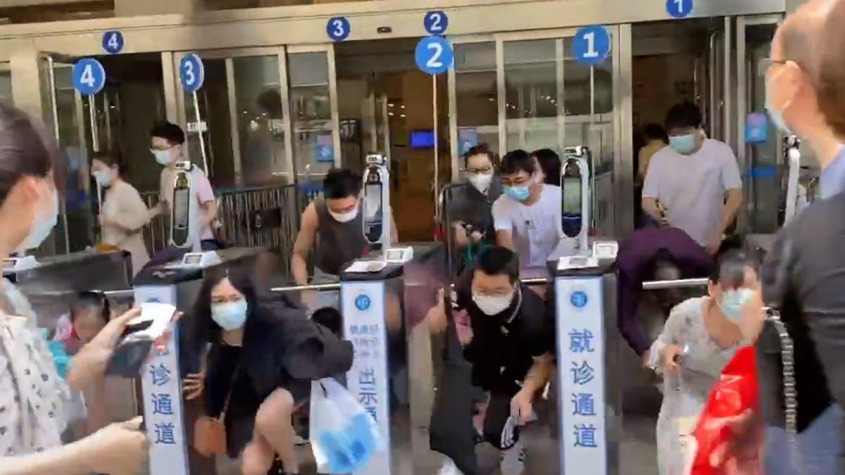 acat cutit spital politie foc agresr shanghai lockdown