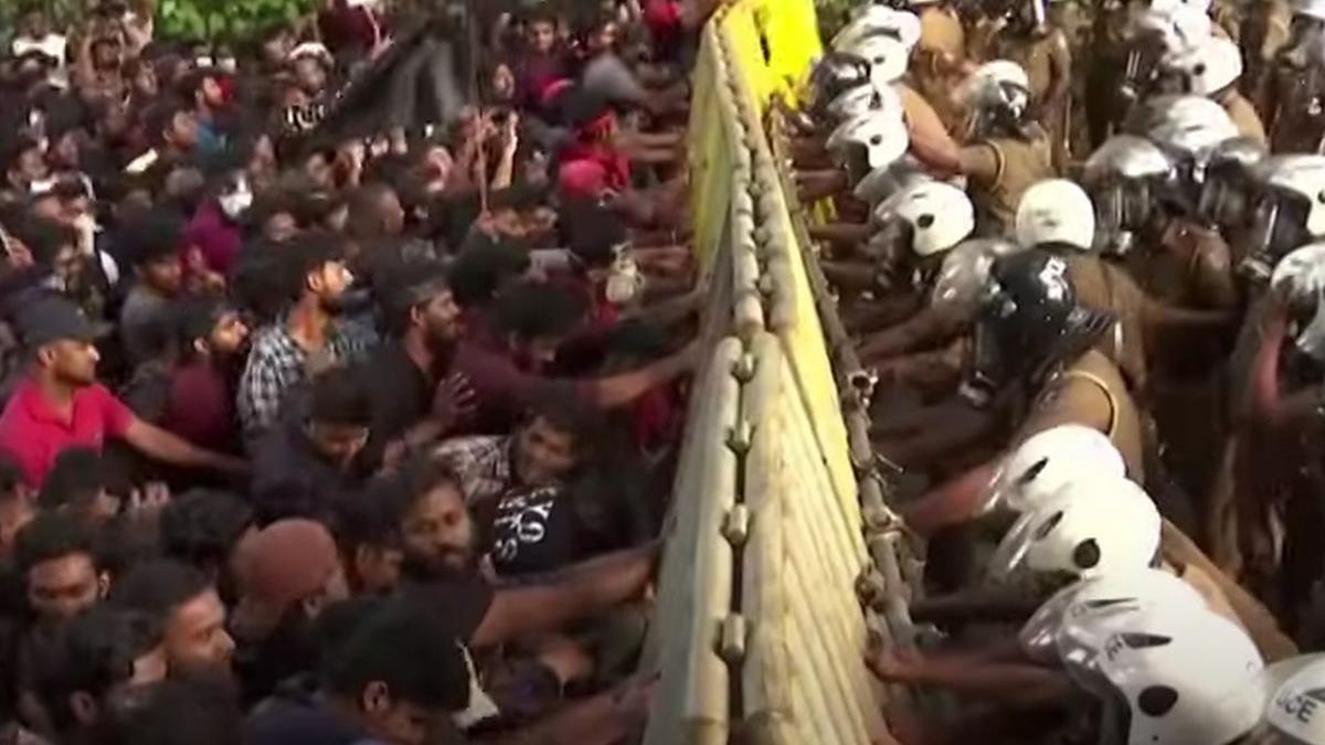 saracie oameni strada sri lanka presedintele a fugit