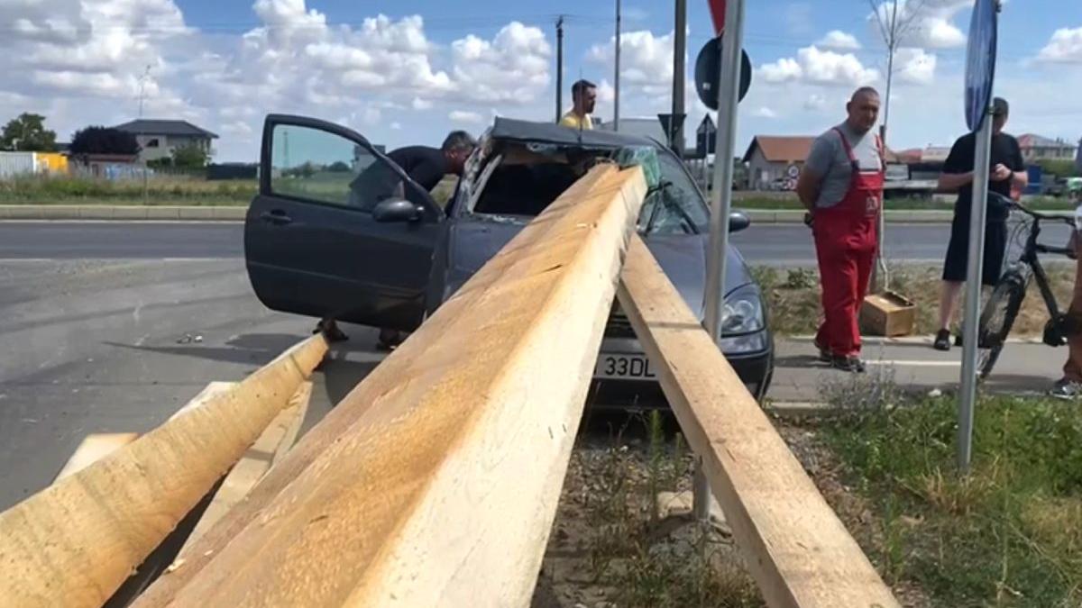 copil 3 ani ranit lemne autocamioneta perforat parbriz masina