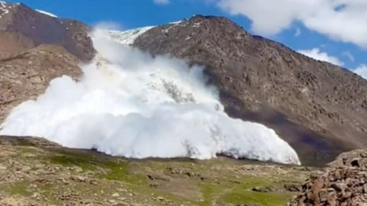 turisti filmat moment avalansa uriasa kargazstan