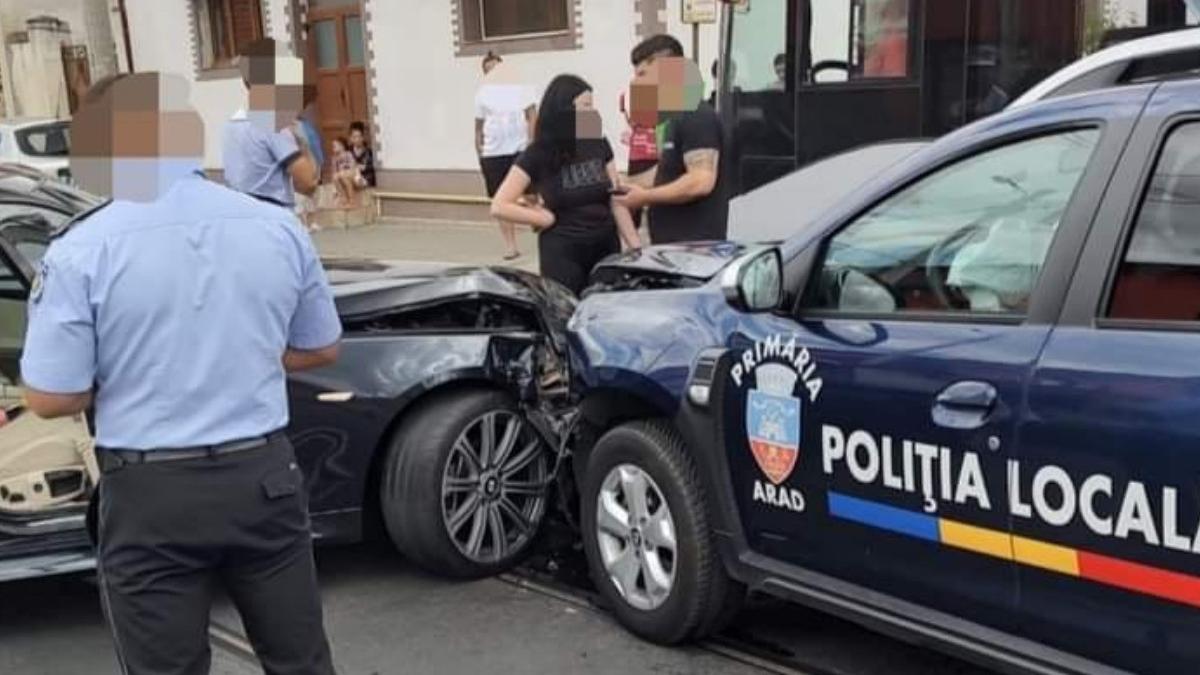 doi politisti au ajuns la spital dupa ce un sofer belgian a lovit o masina a politiei locale arad