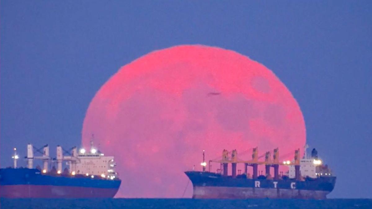 imagini spectaculoase cu superluna fenomenul rar imortalizat la rasarit