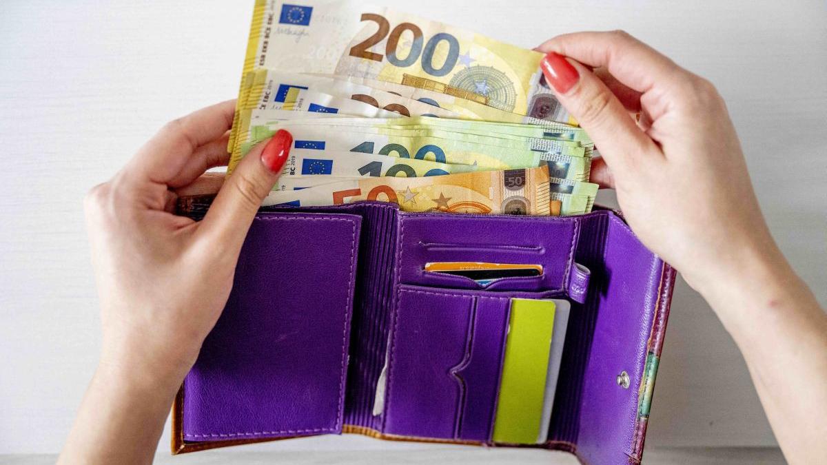 tanara 18 ani furt buletine credite 100000 lei