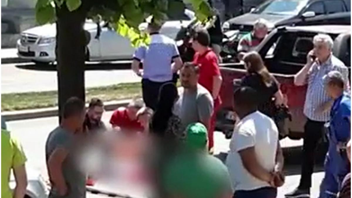 un sofer a lovit cu masina o mama si un copil apoi a fugit de la locul accidentului in ramnicu