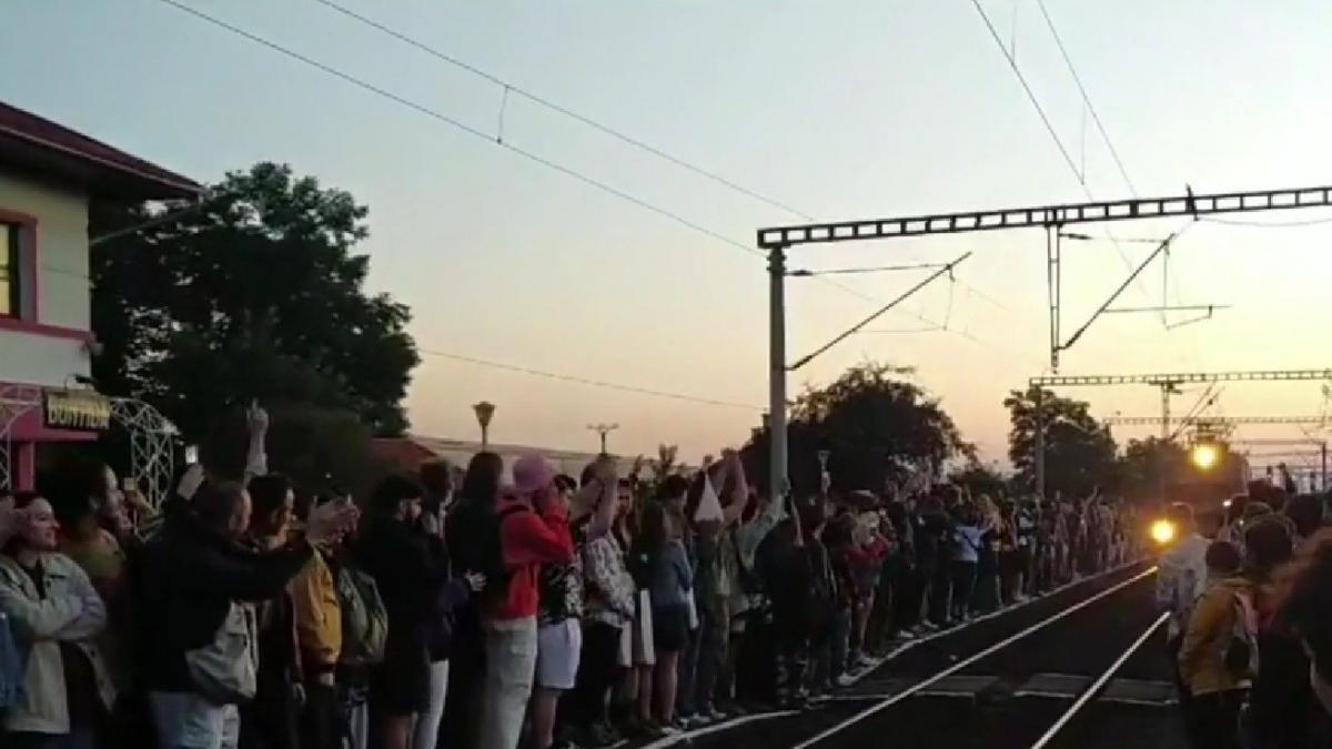 revolta electric castle mii de tineri tren 6 ore gara bontida