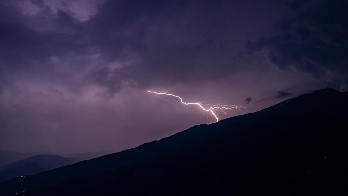 turist strain lovit fulger bucegi creasta bucsoiului furtuna