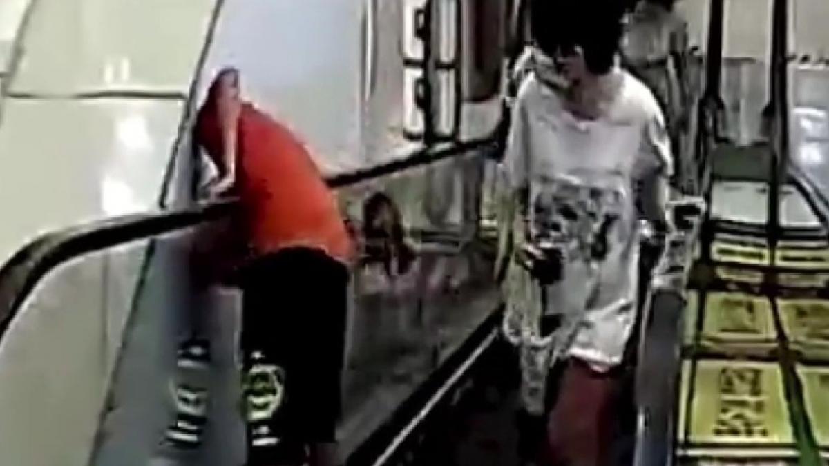 copil isi prinde cap scara rulanta china