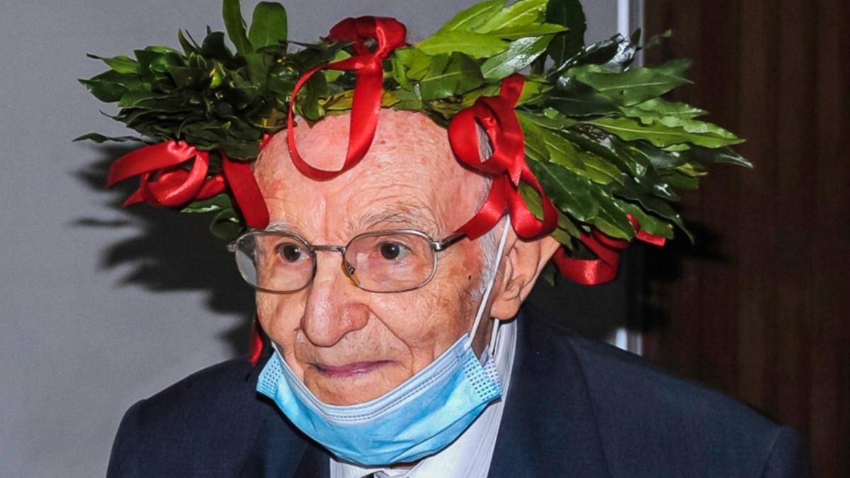 a absolvit masteratul la varsta de 98 de ani cu note maxime povestea celui mai varstnic student din