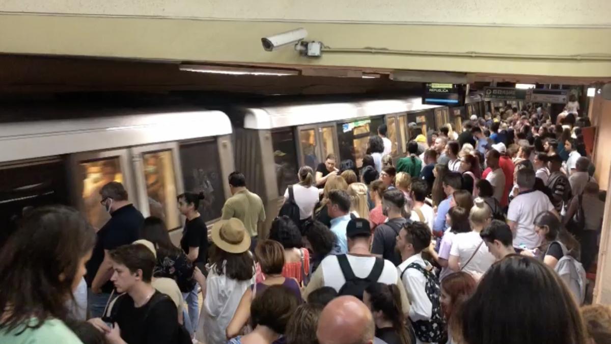 alerta la metrou statiile sunt pline pana la refuz in plina canicula si prag de val 6 al pandemiei