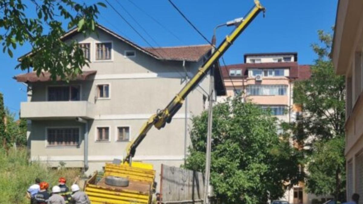 panica la o gradinita din pitesti dupa ce bratul unei macarale s a inclinat spre cladire