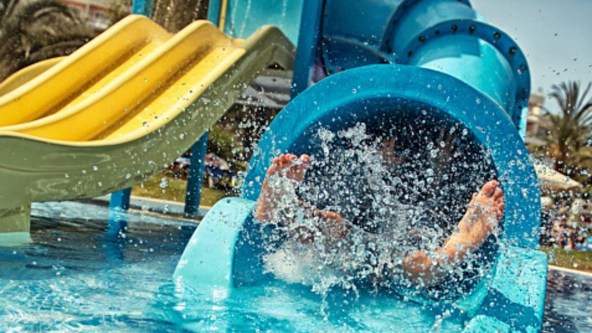 baiat cazut in gol parc acvatic bucuresti