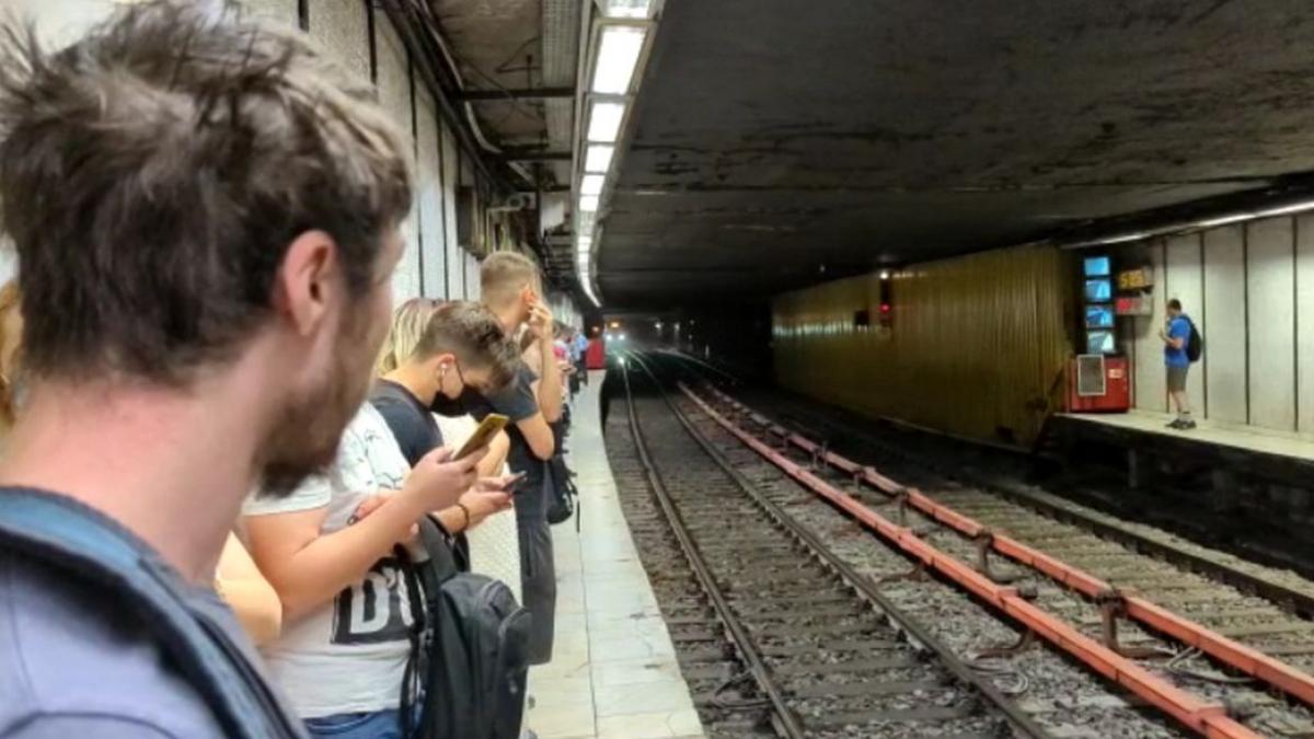 Incident la metrou, între Piața Romană și Universitate. Circulația