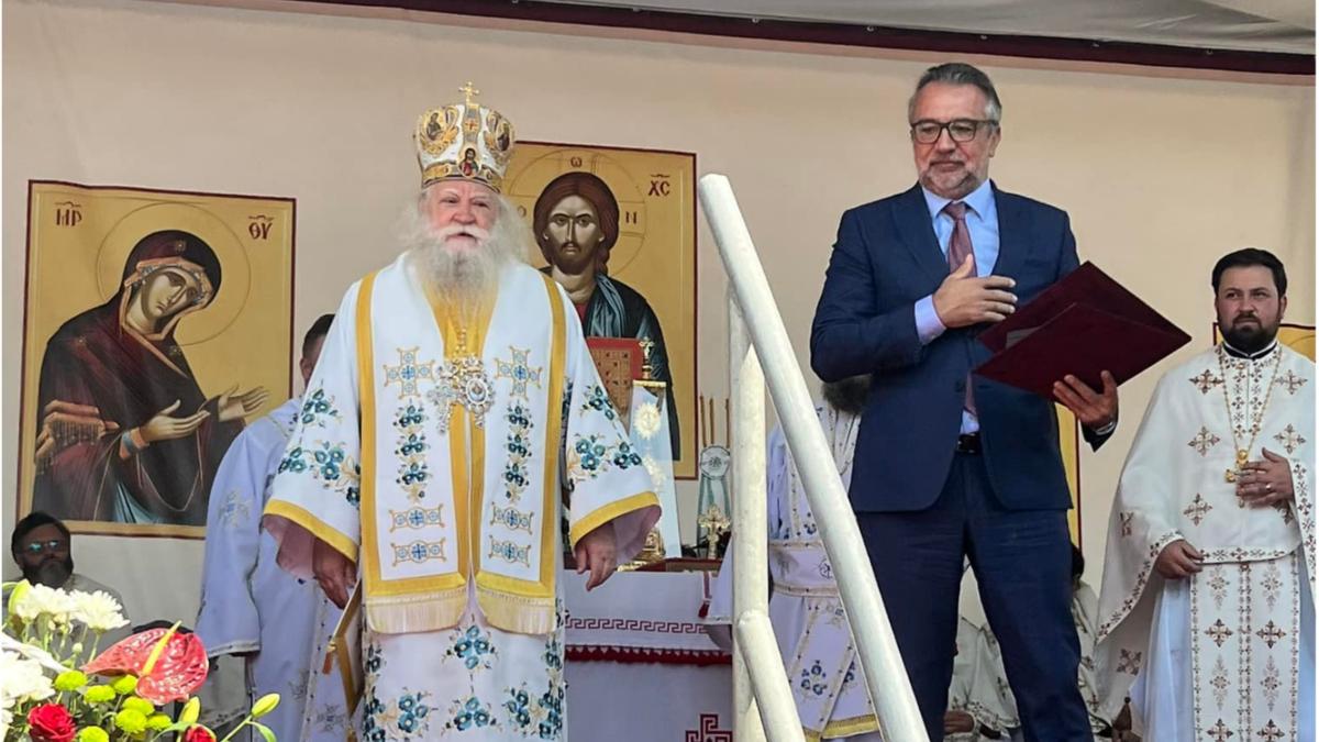 lucian romascanu ministrul culturii decorat ips calinic