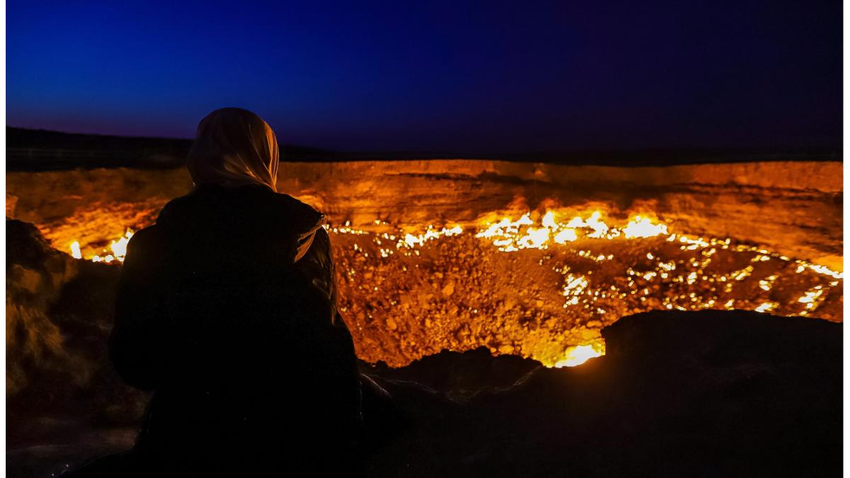 craterul darvaza arde