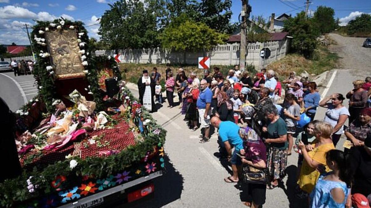 procesiune ploaie icoana facatoare minuni a maicii domnului iasi