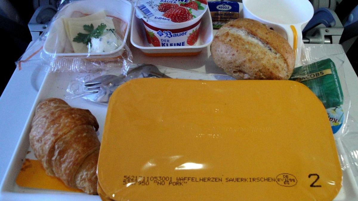 alimente care nu trebuie consumate cu 12 ore inainte de calatoria cu avionul pilot cezar osiceanu