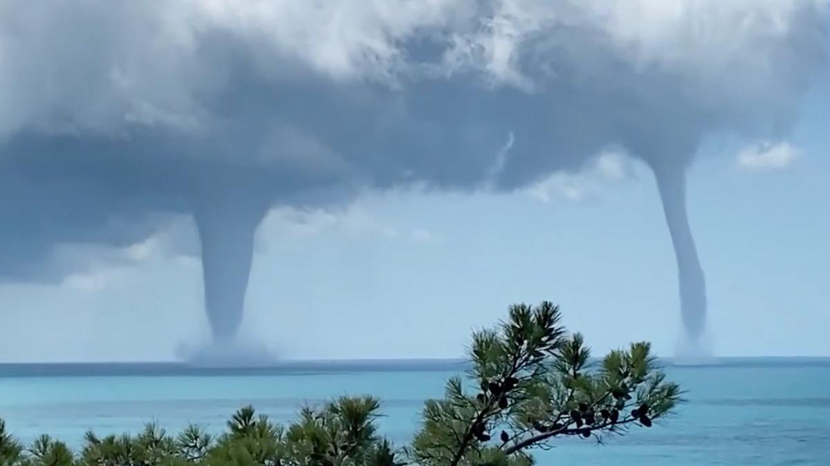 fenomen extrem de rar in marea neagra 2 tornade formate simultan