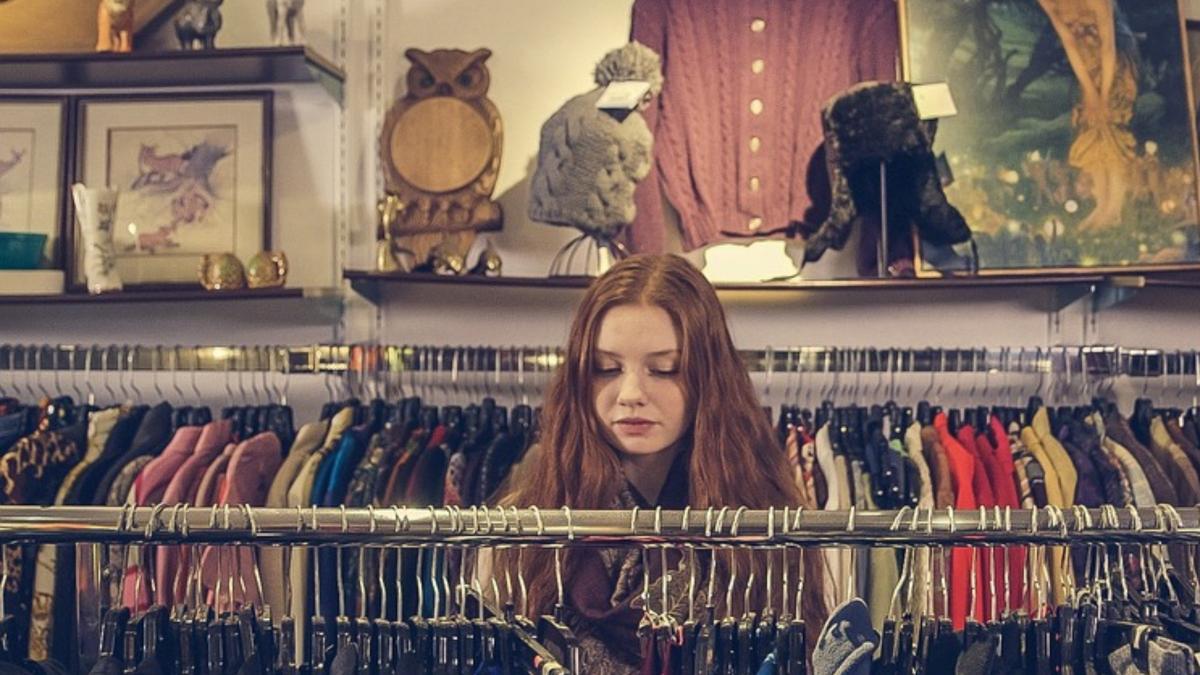 angajata magazin detaliu dezgustator