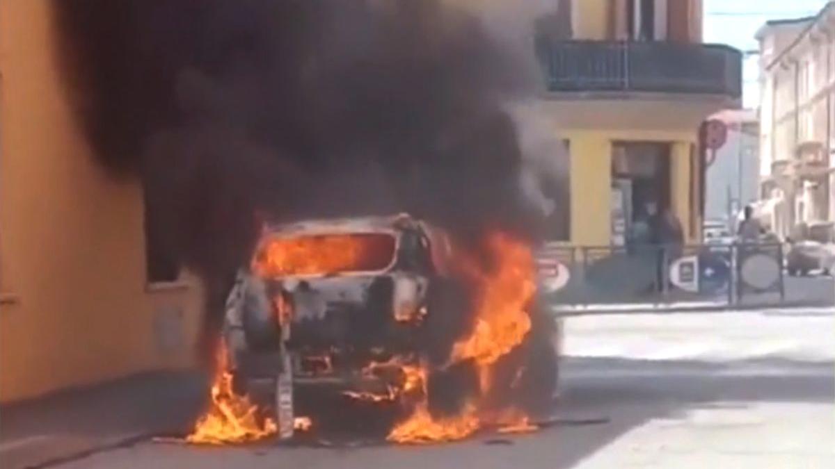 muncitori romani eroi italia salvat moarte femeie masina flacari