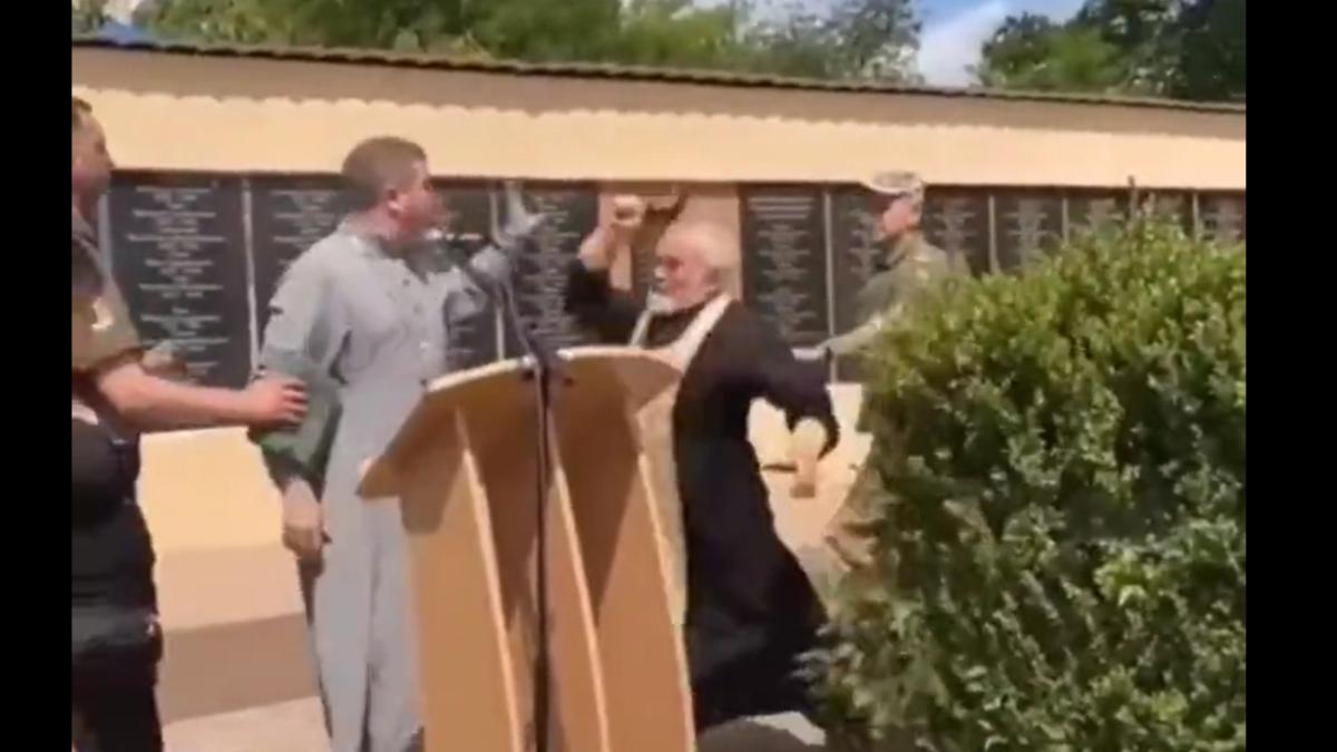 bataie curce preot rus ucrainean inmormantare