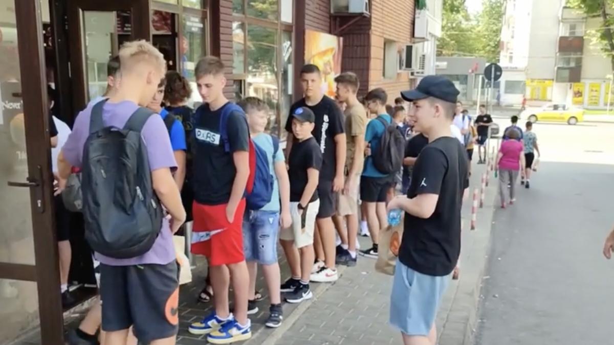 coada sute oameni saorma gratis iasi