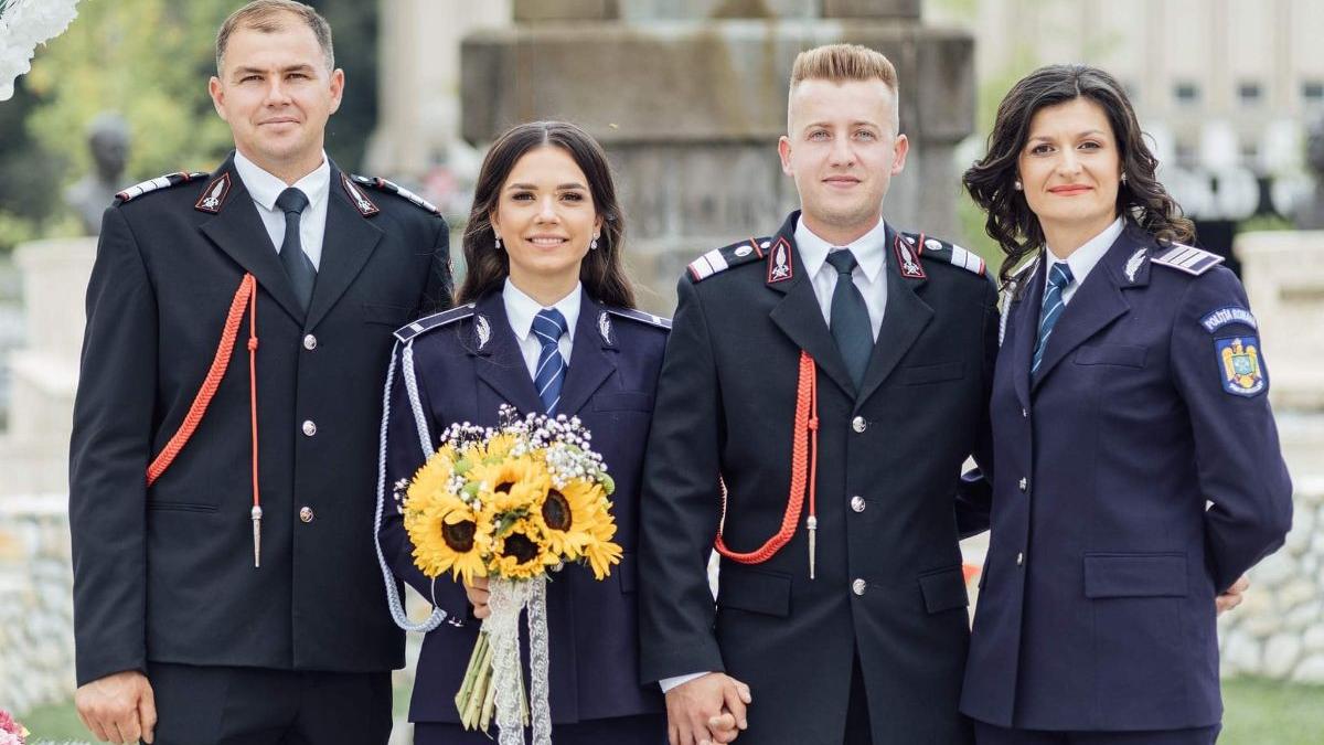 nunta inedita in uniformele de serviciu un pompier si o politista si au spus da cinste celor care