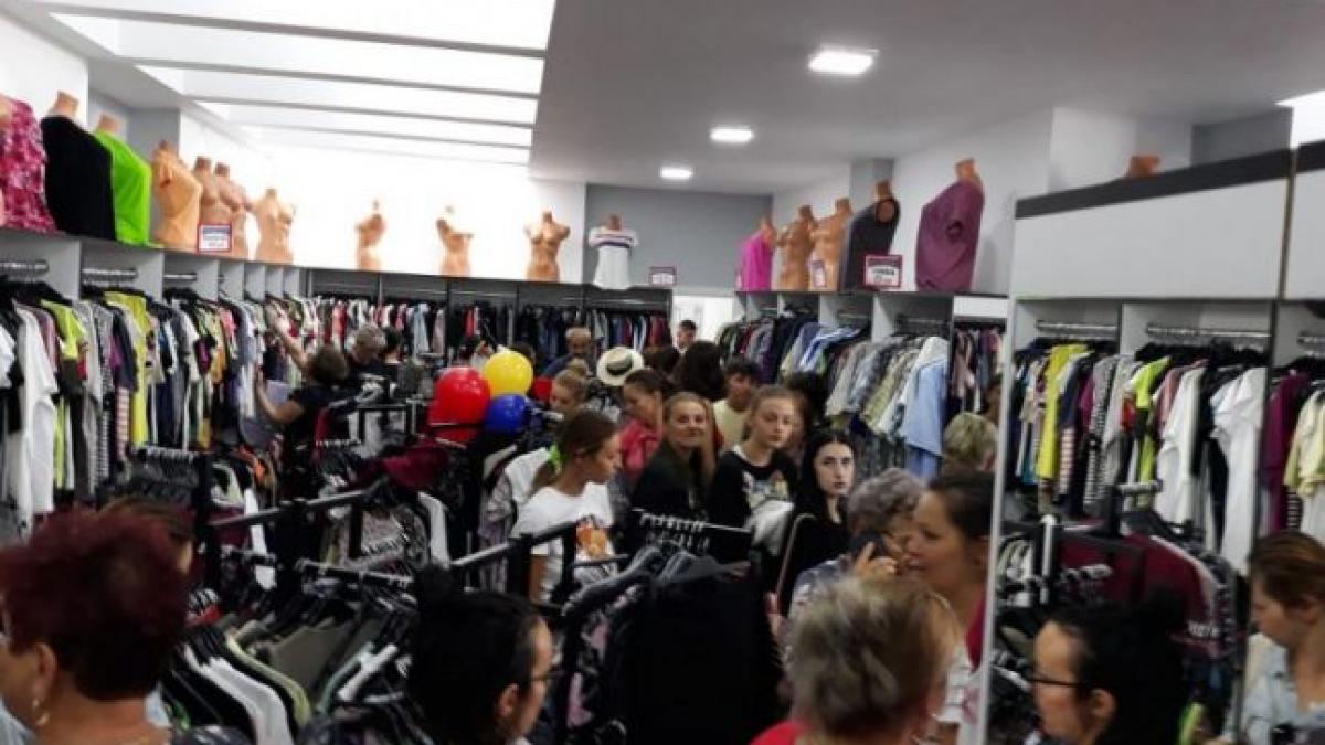sute romani calcat picioare deschidere magazin haine second hand