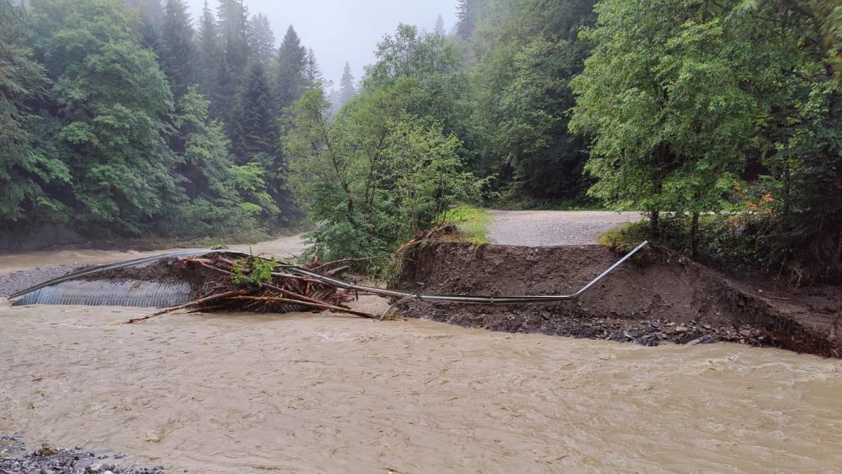vreme prapad judetul prahova pod luat viitura oameni fara curent