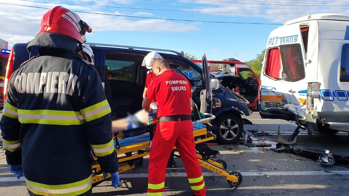 accident grav arad trei masini microbuz