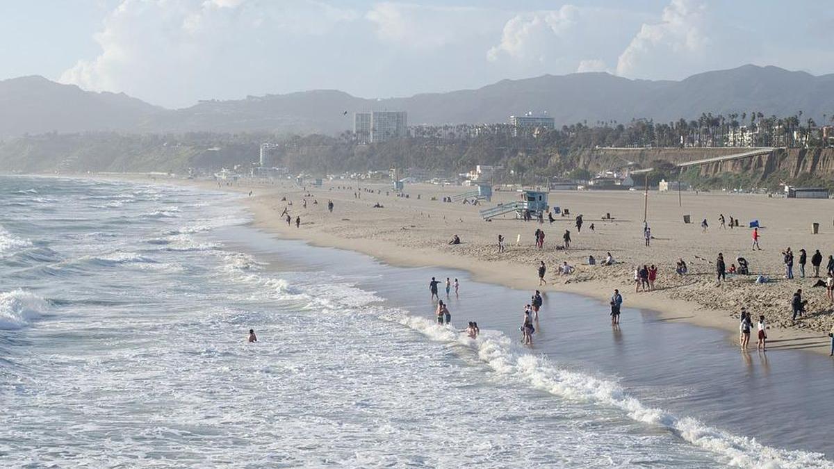 salariu 5000 dolari plaja sua turist profesionist bursa 10000 dolari