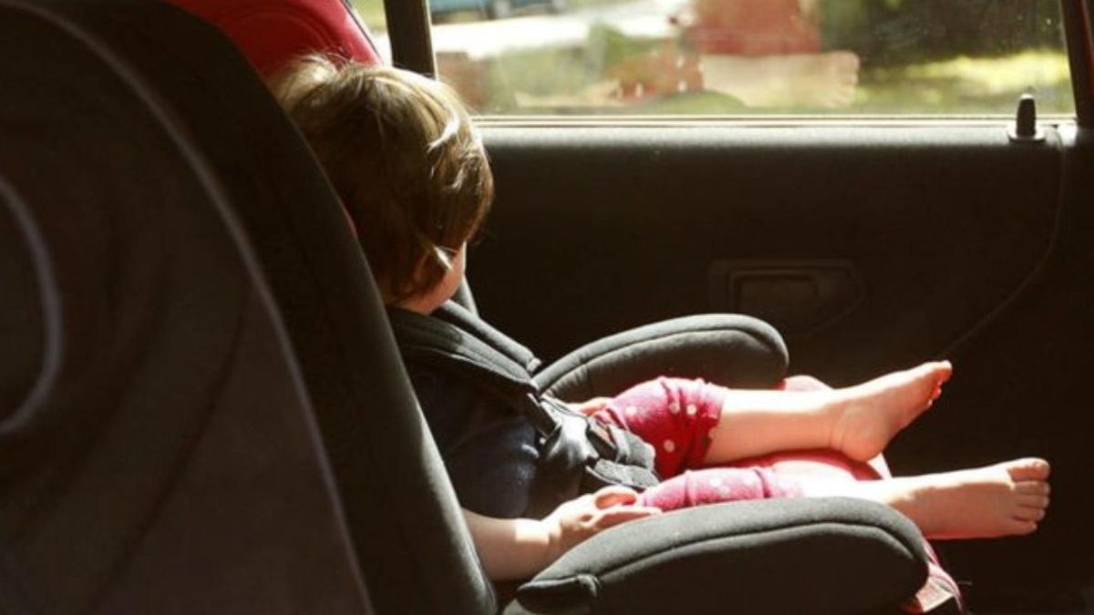 copil blocat masina parcare centru comercial roman neamt