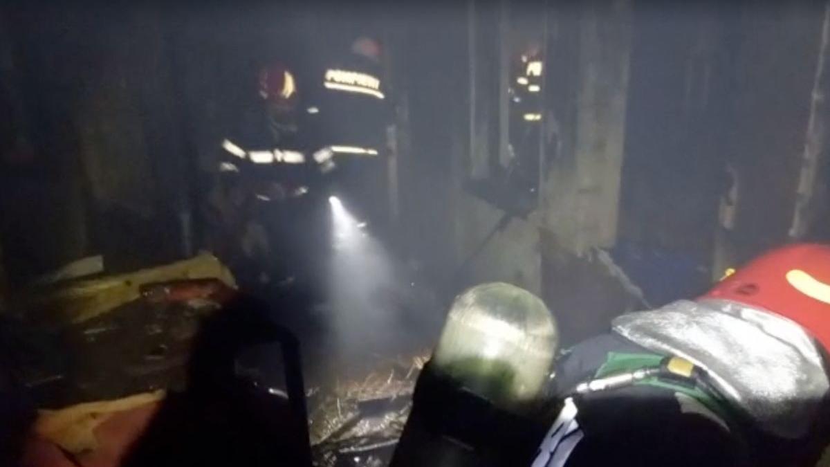 incendiu de proportii la o pensiune din valcea unde erau cazati 41 de copii 16 dintre ei au ajuns