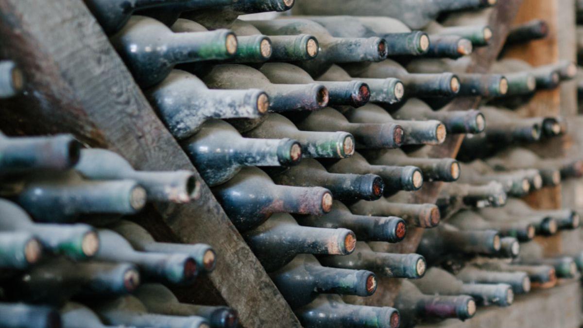 sticla vin veche furata de roman spania caceres