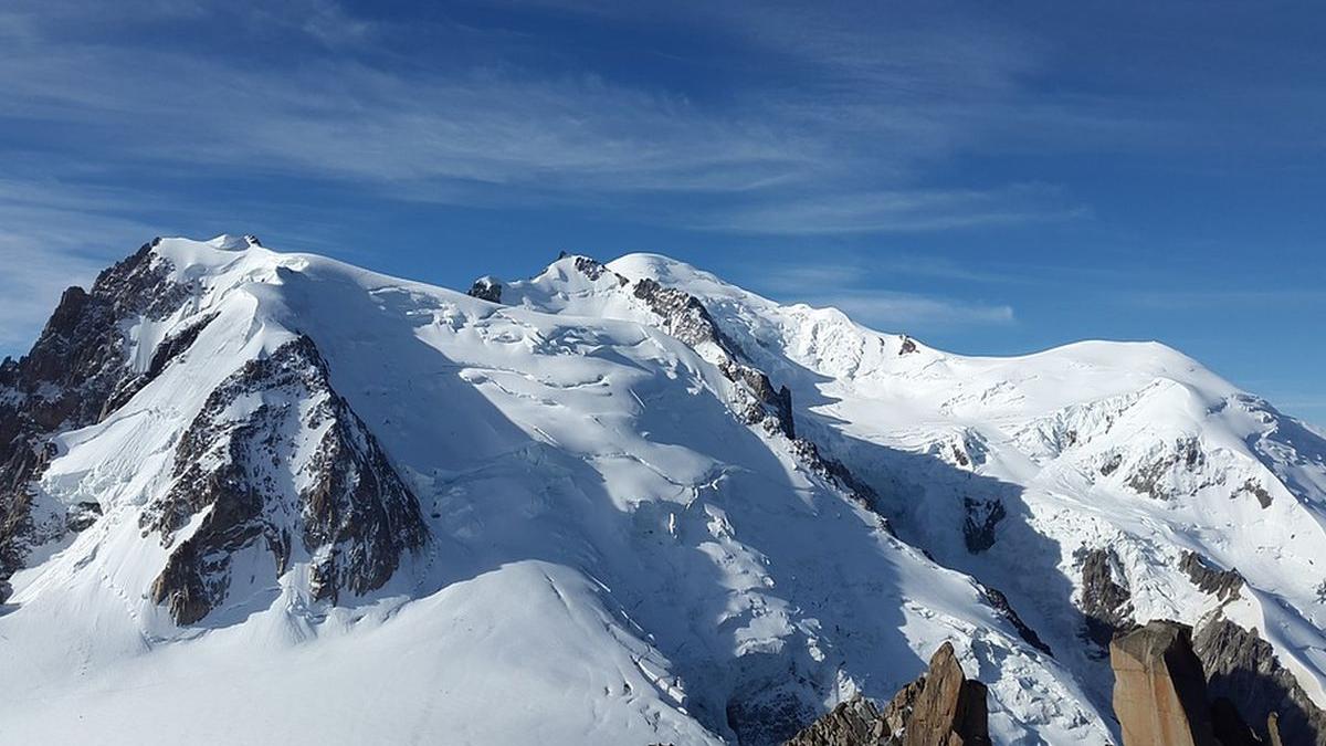 5 romani echipati palarii paie tenisi sorturi urcare mont blanc