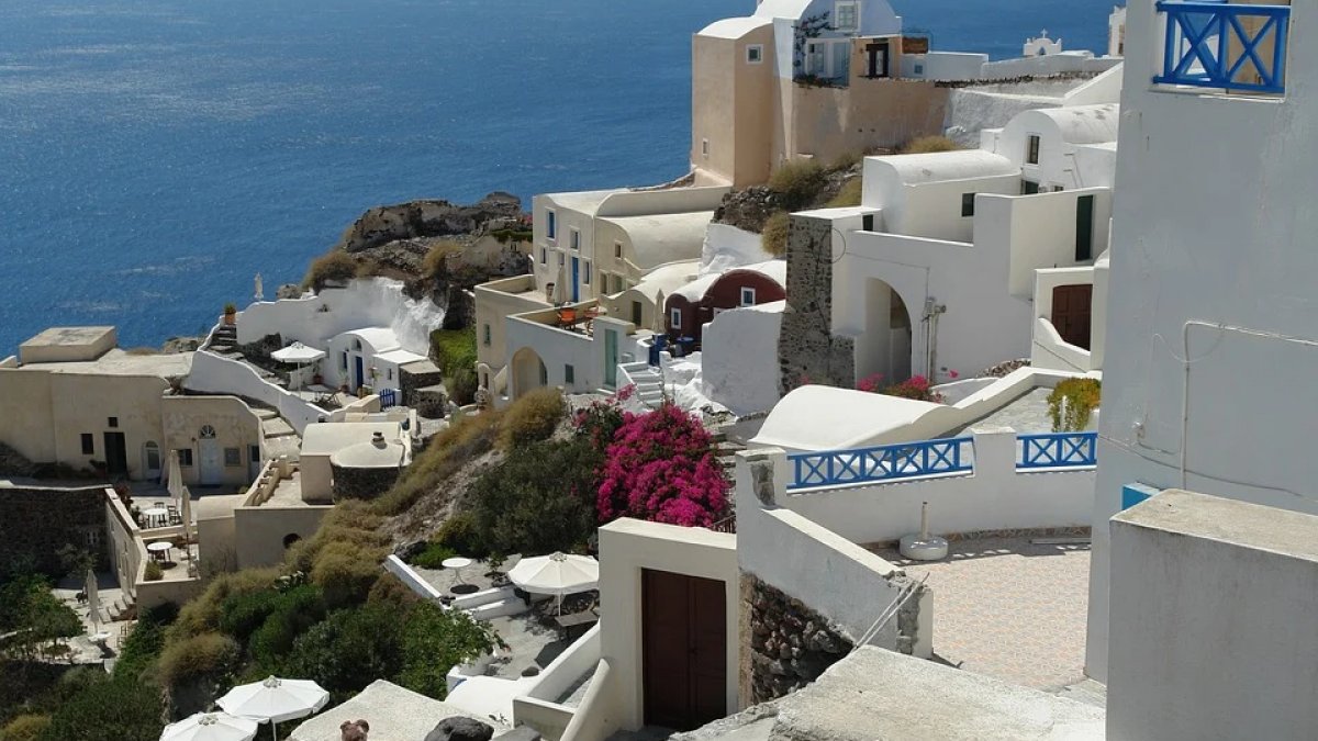Κύμα ειρωνειών στο Διαδίκτυο, αφού ένας Ρουμάνος ανακοινώνει πόσα χρήματα θέλει να αγοράσει ένα σπίτι στο ελληνικό νησί της Θάσου