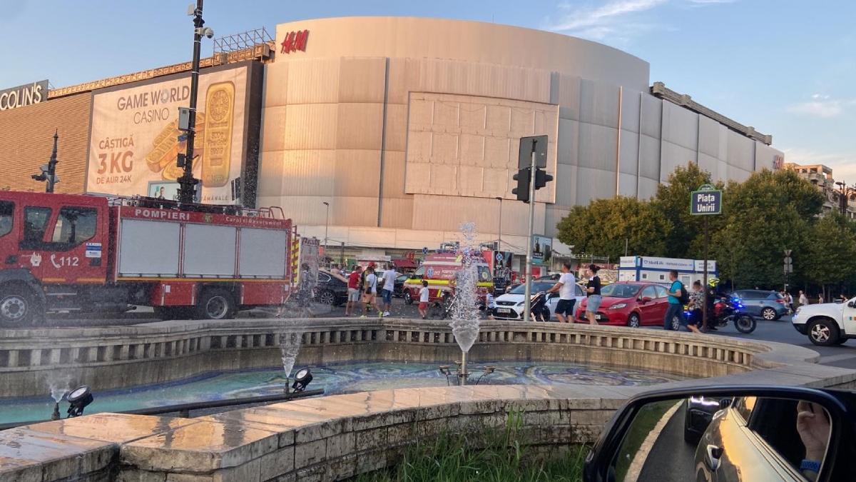 doua masini trotuar piata unirii bucuresti ciocnit frontal