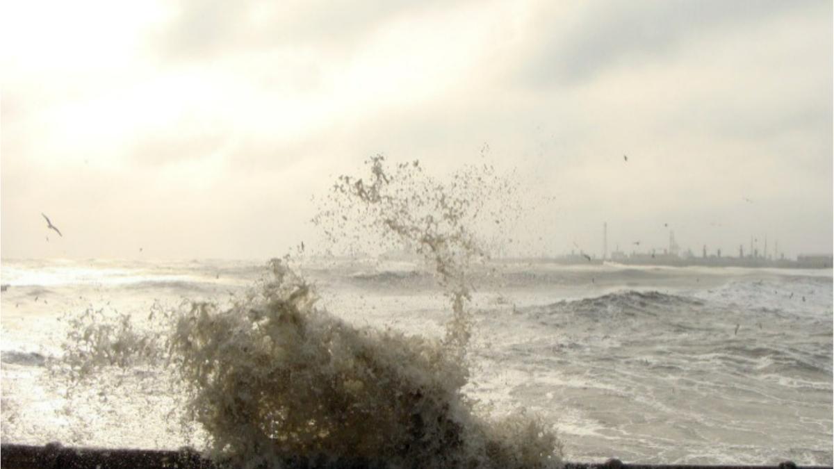 steag rosu pe litoral porturile constanta si midia inchise din cauza vantului puternic