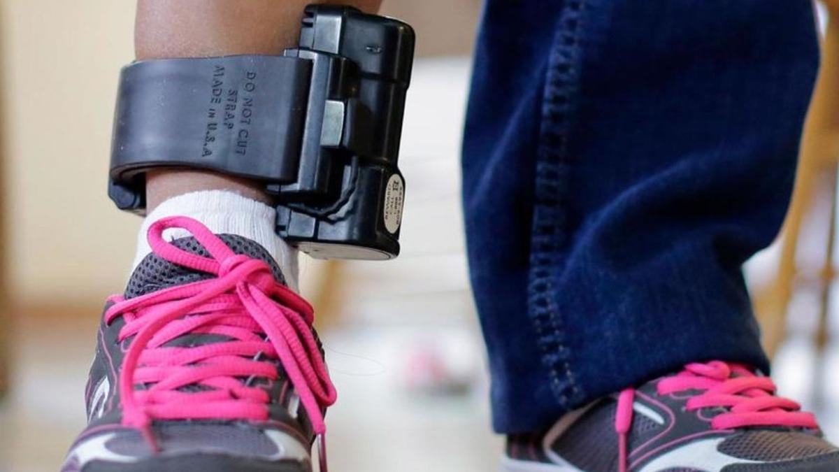 agresorii romania monitorizati bratari electronice program pilot mai