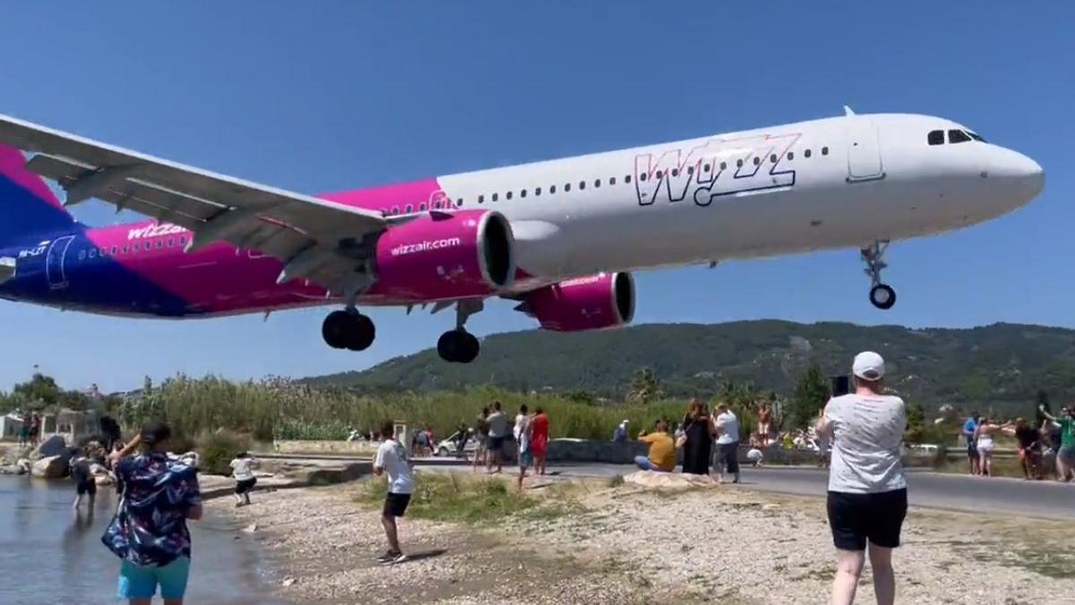 wizz air turisti insula skiathos