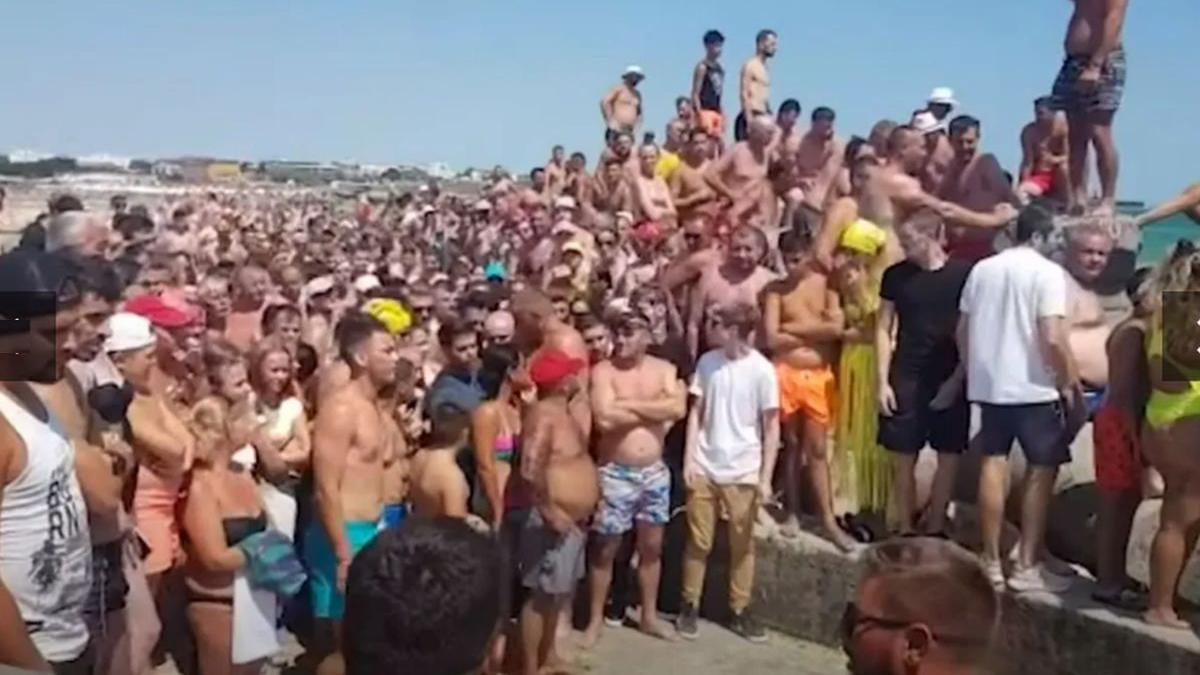 zeci oameni strans plaja costinesti vada scos trup tanar 21 ani apa