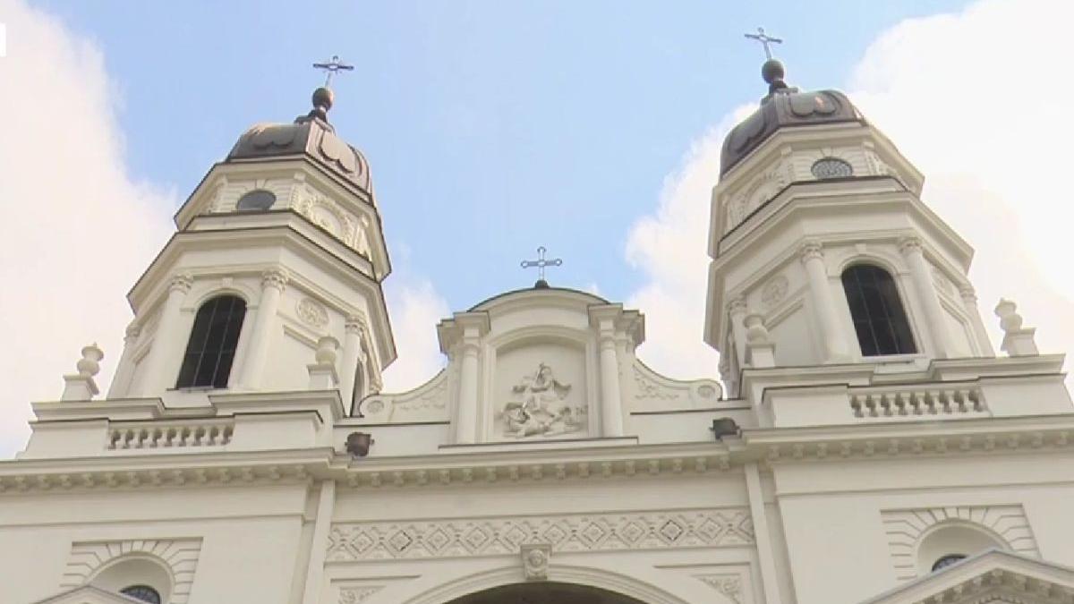 defibrilator amplasat curte catedrala mitropolitana iasi preoti instruiti