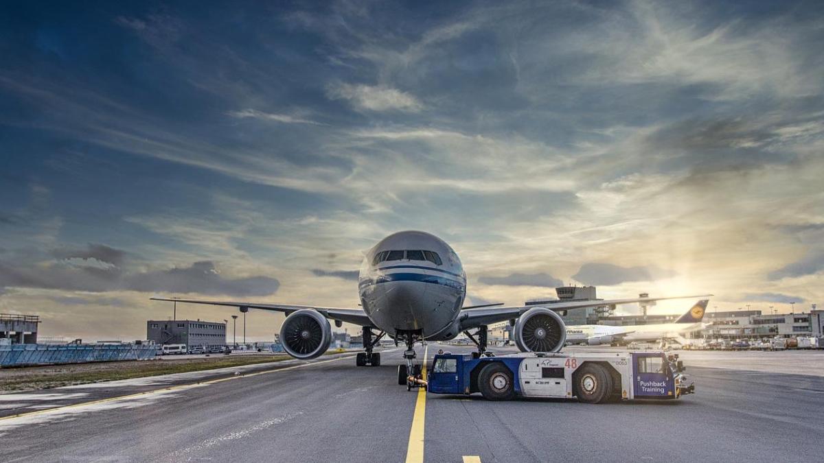 avion aterizat de urgenta femeie lenjerie intima amenintari explozibil piloti pasageri