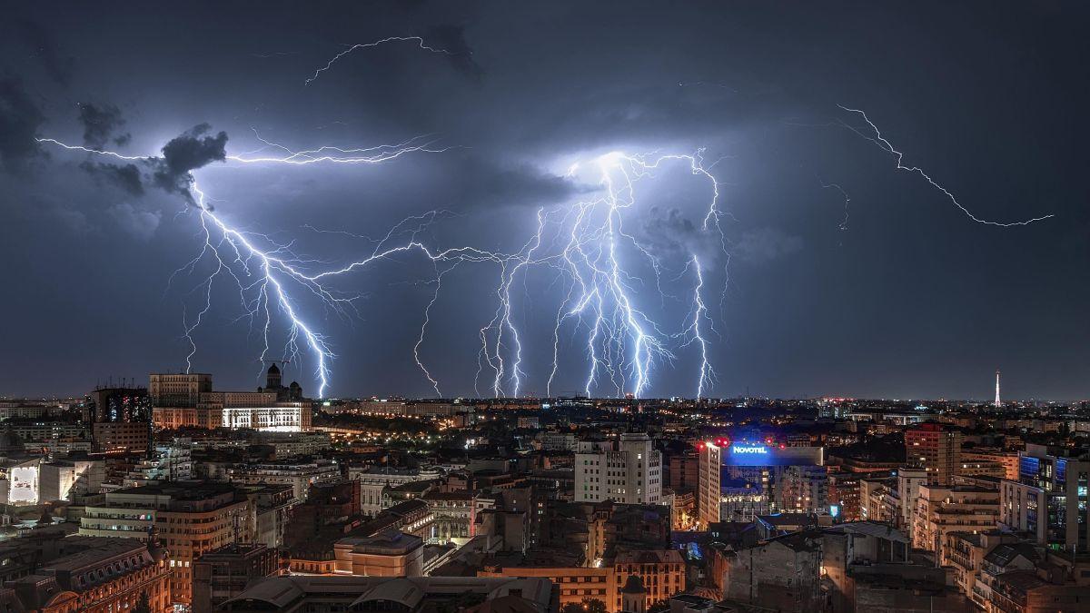 spectacol cu fulgere pe cerul bucurestiului imaginea virala surprinsa de pe cea mai inalta cladire