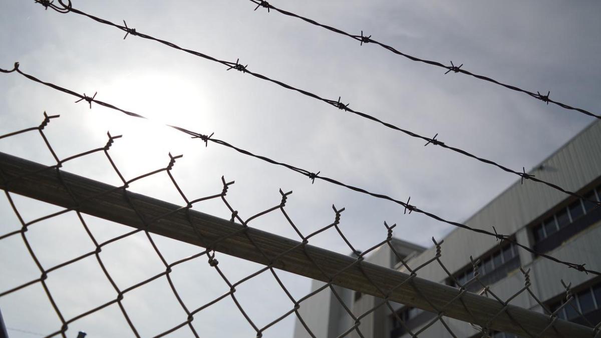 detinut a murit ars incendiat celula penitenciarul oradea