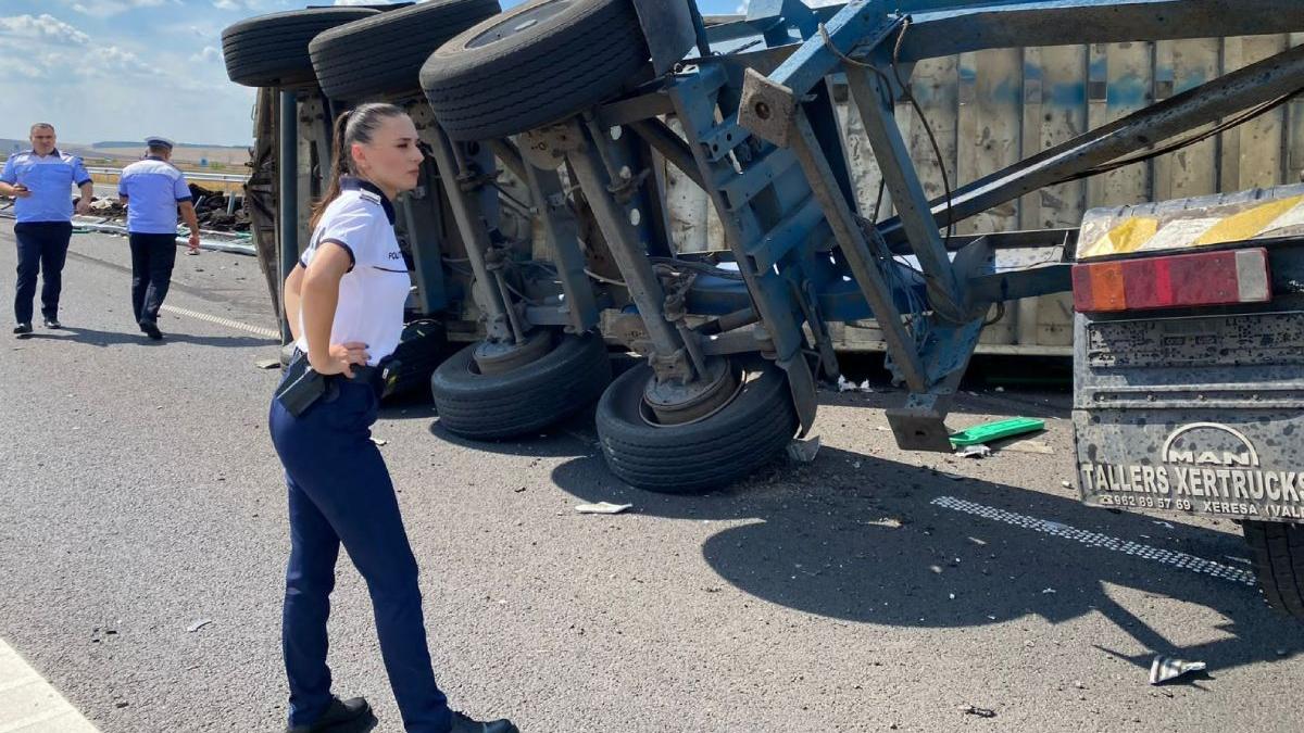 camion incarcat carbune rasturnat blocat complet trafic drumul expres slatina pitesti