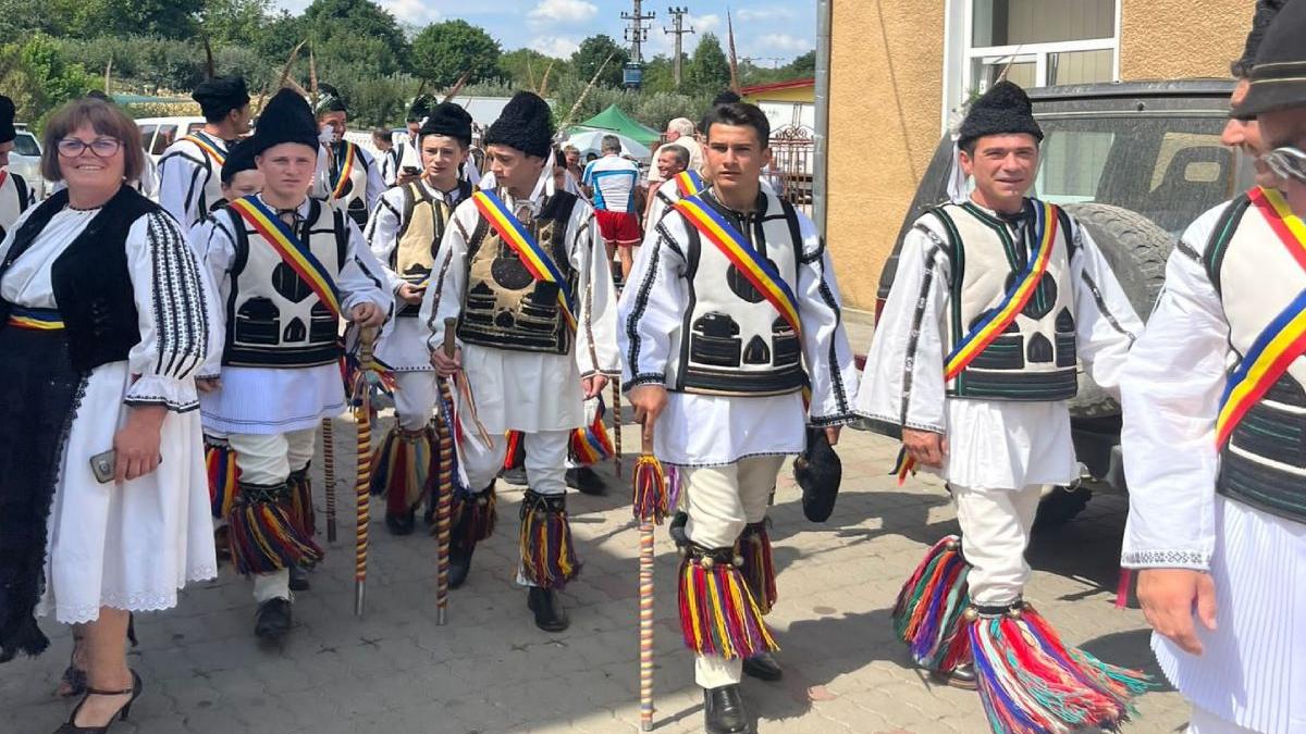 fiii satului sarbatoare comuna romos hunedoara